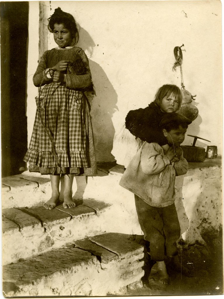 Niños en una venta de Toledo a comienzos del siglo XX. Fotografía de Pedro Román Martínez. Centro de Estudios Juan de Mariana. Diputación de Toledo