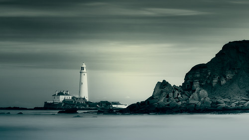 sunset lighthouse seascape coast rocks polarizer stmarys whitleybay tynewear oldhartley gnd075he canonef70200ƒ28l gnd045se
