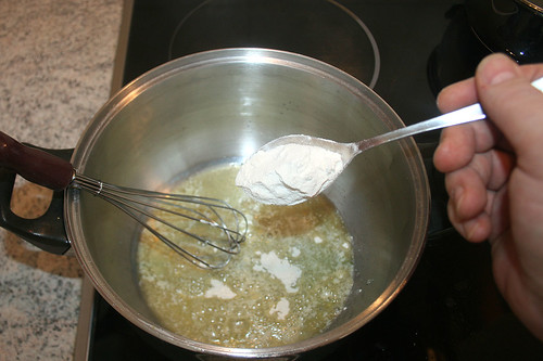 38 - Mehl vorsichtig mit Schneebesen einrühren / Stir in flour cautiously with wire whip