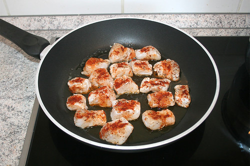 21 - Kabeljau-Würfel in die Pfanne geben / Put cod fish dices in pan