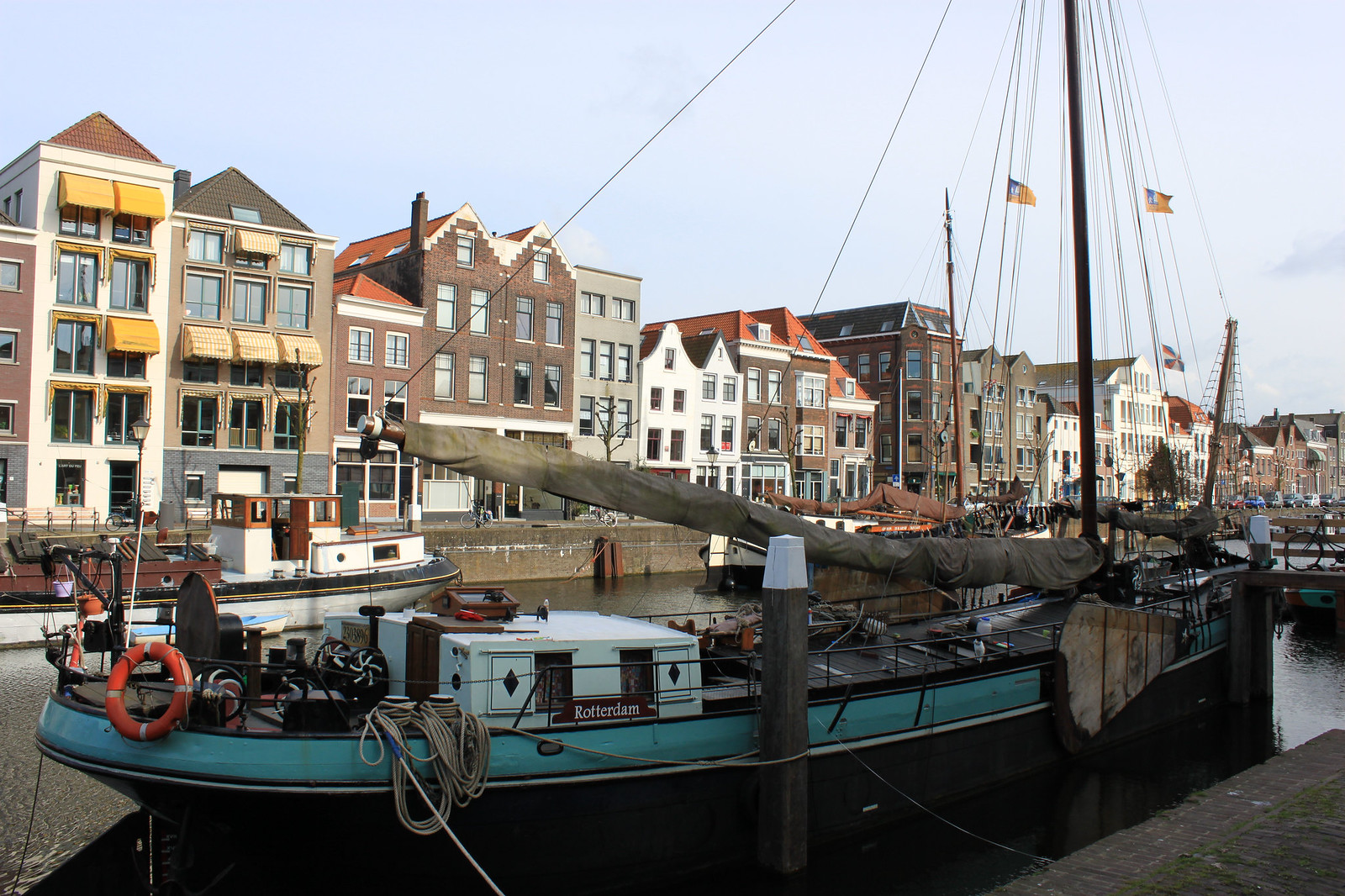 Oude Haven (vanha satama) on suosittua ravintola-aluetta ja sijaitsee Rotterdamin vanhassa kaupungissa. Täälläkään ei ole paljoa pommien tuhoilta välttynyttä, mutta jotakin sentään on säilynyt. Oude Havenissa on myös telakka, jossa korjataan laivoja perinteisillä menetelmillä.