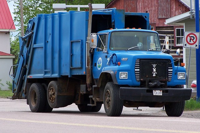 Ford l8000 garbage truck