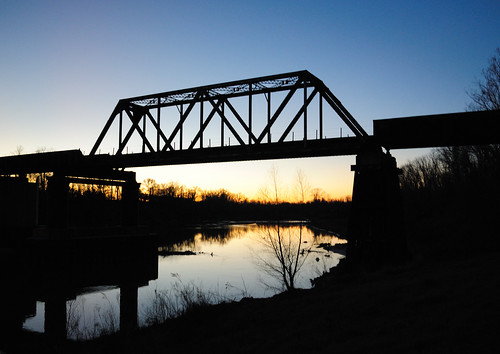 through truss railroad bridge trinity river us highway59 hwy 59 easttexas texas silhouette sunset wsr water surface reflection dusk sky pontist united states north america