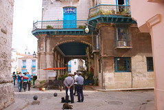 Policia deambulando por el casco histórico, Plaza Vieja, La Habana Vieja | Policemen hanging around the Old Plaza in Old Havana