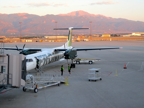 sunrise airplane airport colorado aviation springs airlines cos lynx frontier turboprop bombardier frontierairlines q400 coloradospringsairport kcos