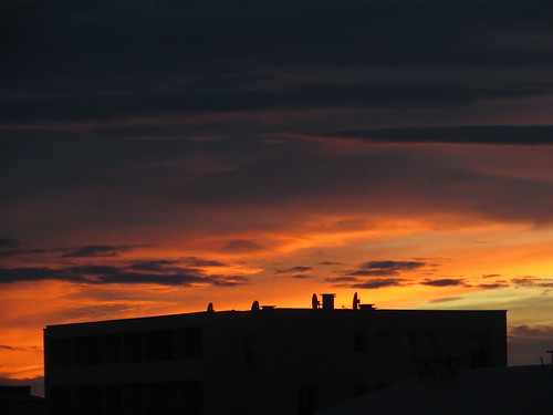 sunset clouds cloudy ciel soirée nuage soir toit bâtiment immeuble coucherdesoleil toiture parabole antennes