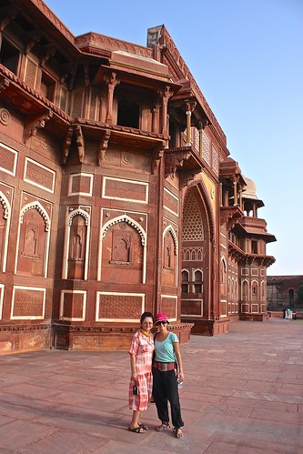 Lina and Olga in and in front of Agra Fort