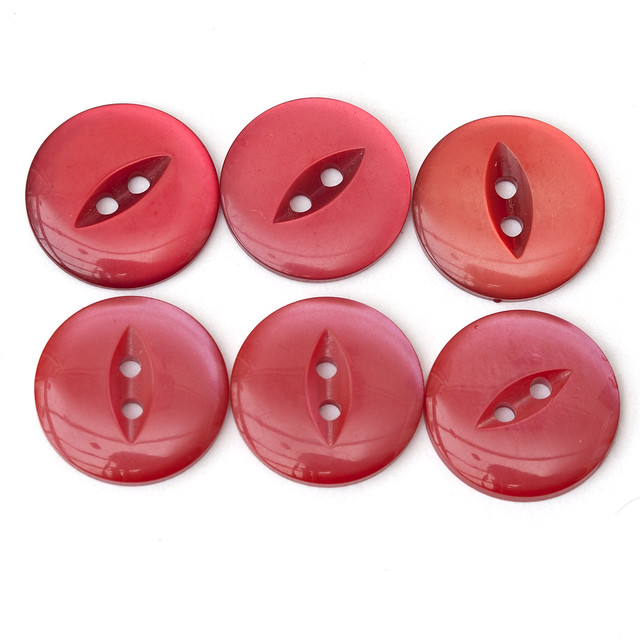 6 vintage red plastic fisheye buttons 18mm