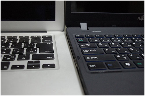 LIFEBOOK SH76/ENとMacBook Air