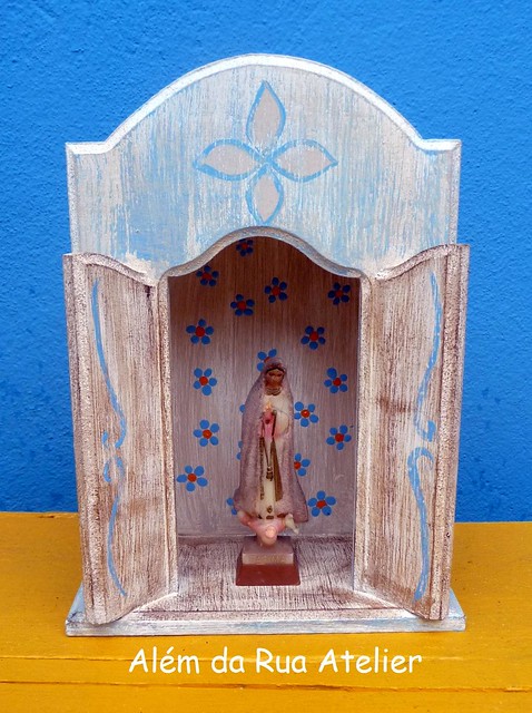 Oratório de madeira pintado à mão