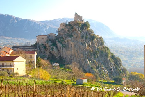 italy campania valle alta roccia castello borgo medievale rupe sele irpinia calabritto quaglietta