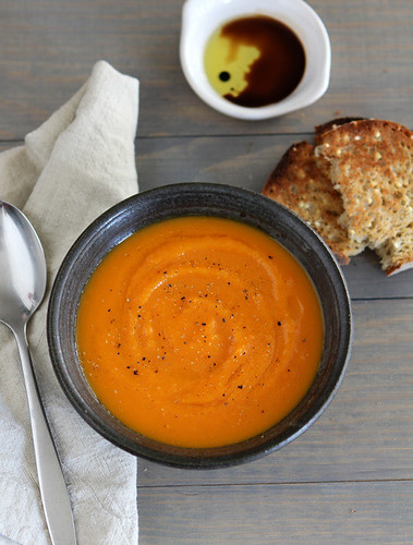 Roasted Butternut Squash, Carrot, & Ginger Soup -- Whole30 and Paleo friendly | gluten-free recipes | dairy-free recipes | soup recipes | butternut squash recipes | perrysplate.com