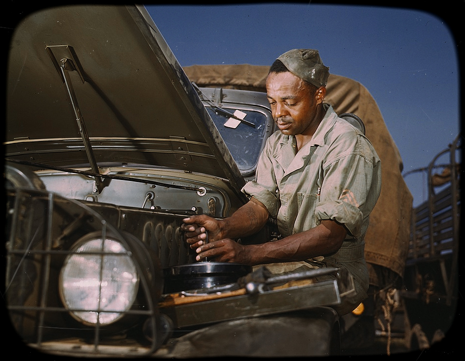 Америка 40-х в цвете Colored mechanic, motor maintenance section, Ft. Knox, Kentucky - June, 1942