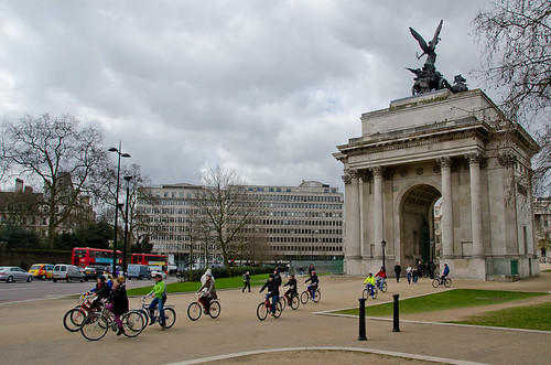 A bike tour passes by the Wellington Arch