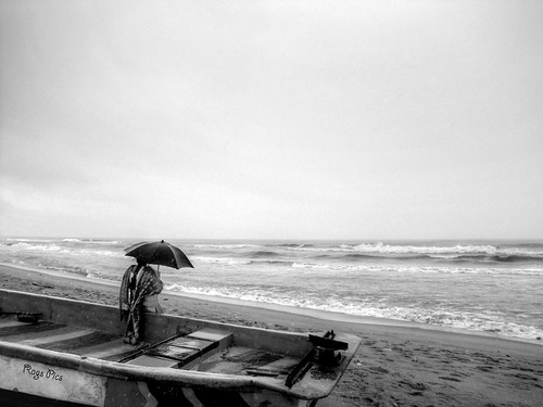 sea india beach rain lady marina umbrella canon boat solitude alone loneliness lonely marinabeach chennai tamilnadu thewait sx20is ragavendran