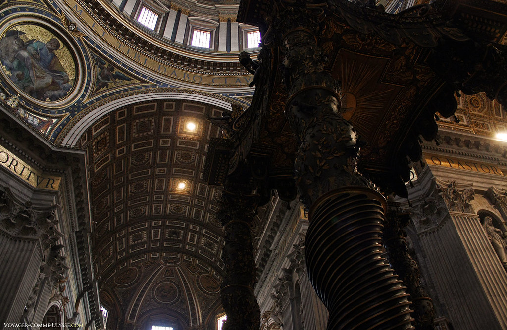 Le baldaquin, entièrement en bronze, est haut de 29 m, et richement décoré. Les colonnes torsadées du baldaquin sont une de ses principales caractéristiques, et un trait de génie du Bernin, qui popularise le Baroque.