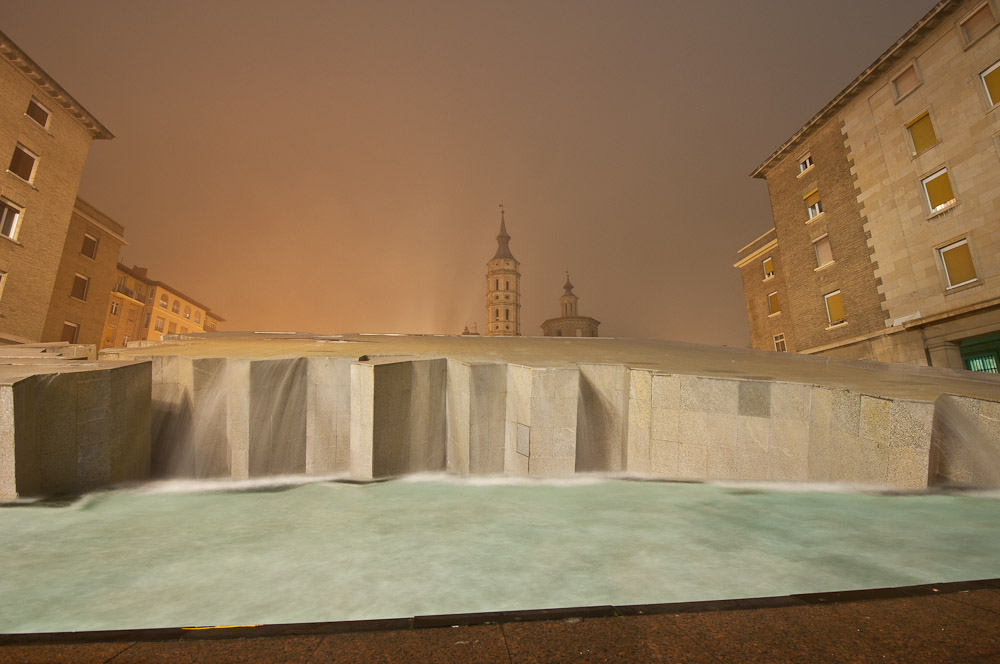 El Pilar de Zaragoza tras la niebla