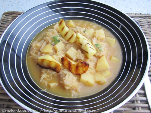 Sauerkrautsuppe mit Bratapfel