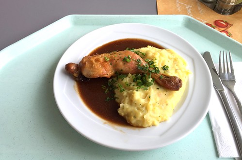 Braised chicken leg with red wine sauce & mashed potatoes with corn / Geschmorte Hähnchenkeule mit Rotweinsauce & Kartoffel-Maispüree