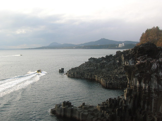 L'isola di Jeju in Corea del Sud: gli scogli e una veduta del mare