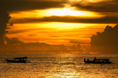 travel sunset red sky orange sun reflection sol beach water colors silhouette clouds strand indonesia boats atardecer boot evening abend boat reisen asia asien südostasien sonnenuntergang sony playa sonne sulawesi plage indonesien 2010 a350 sonyalpha350 pitgreenwood