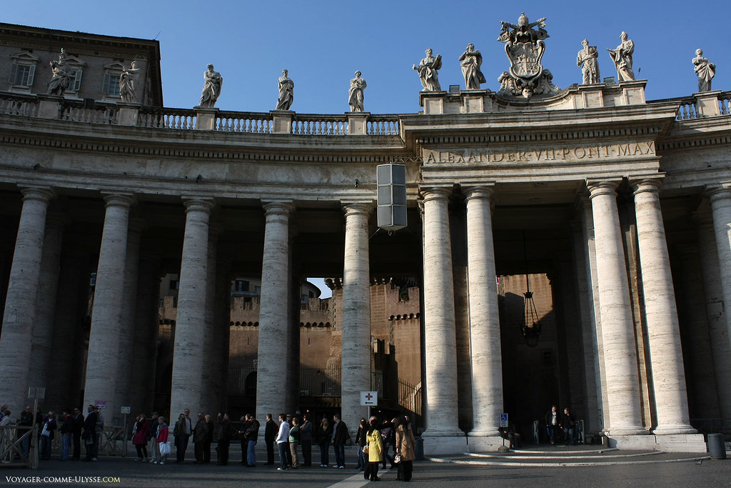 Derrière la colonnade, on aperçoit la muraille du Vatican, et en haut à gauche, le Palais Apostolique. Chaque colonne fait 20m de hauteur.