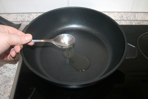 23 - Öl in Pfanne erhitzen / Heat oil in pan