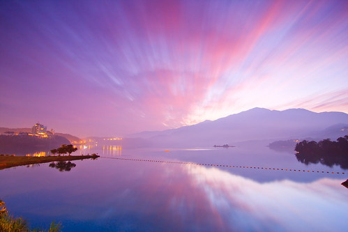 morning light lake mountains reflection tree misty clouds sunrise landscape foggy taiwan 南投 台灣 山 日月潭 sunmoonlake thelalu nantou 湖泊 日出 樹 霧 倒影 枯木 火燒雲 水社大山 枯樹 拉魯島 出水口 小半島