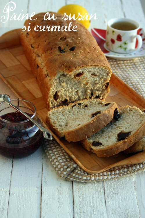 Sweet bread with sesame and dates