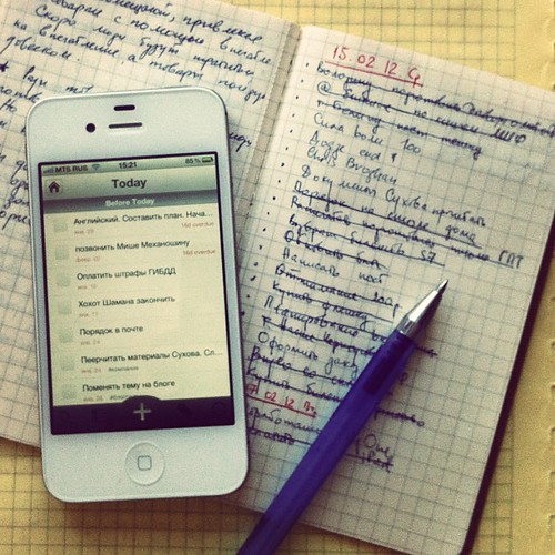 Бумажный Moleskine vs Doit.im на iPhone. Список дел на бумаге мне привычнее.