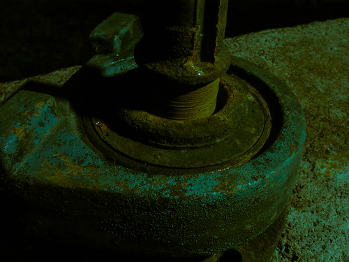 old dark crossprocessed shot flash eerie rusted pointandshoot setup spindle decayed bearing olympusc2040z offcamera strobist blinkagain