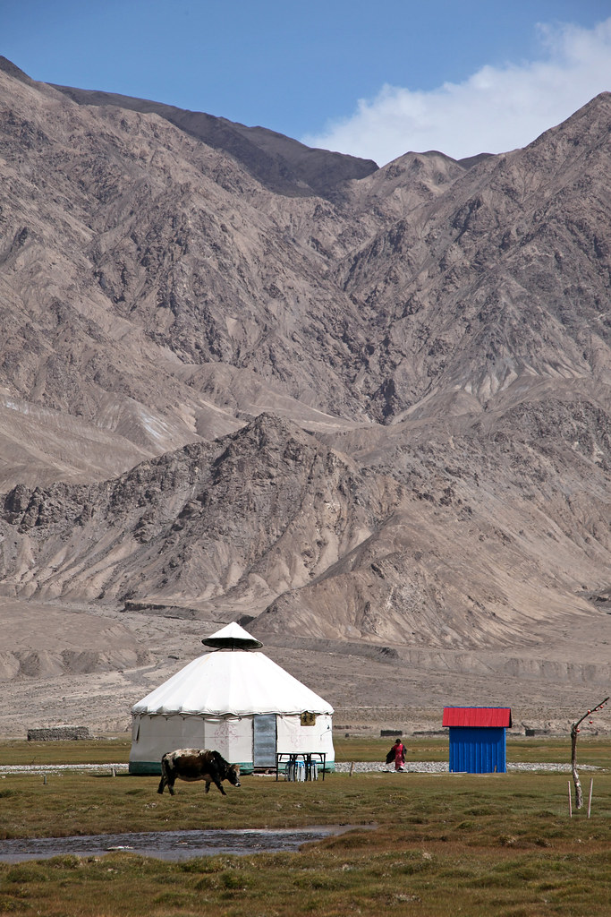 A yurt in Tashkurgan タシュクルガン、山のふもとのユルト