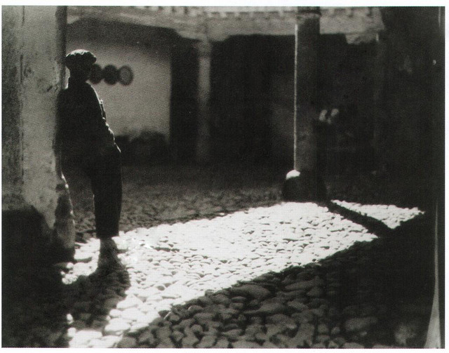 Patio de la Posada de la Sangre en 1934. Fotografía de Antoine Demilly y Théo Blanc
