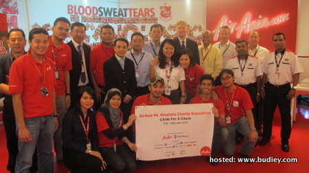 Photo 2 - Airasia Engineering Expedition Team With Sponsors And Partners