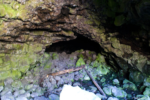 oregon dark lava rocks cave lapine southicecave