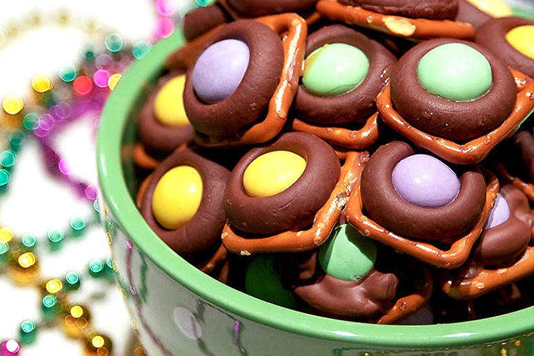 Add a sweet and salty splash of color to your Carnivale celebrations with these delicious Mardi Gras Munchies!