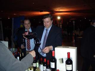 José Luis Gobantes sirve uno de los magníficos vinos de las Bodegas Lan.