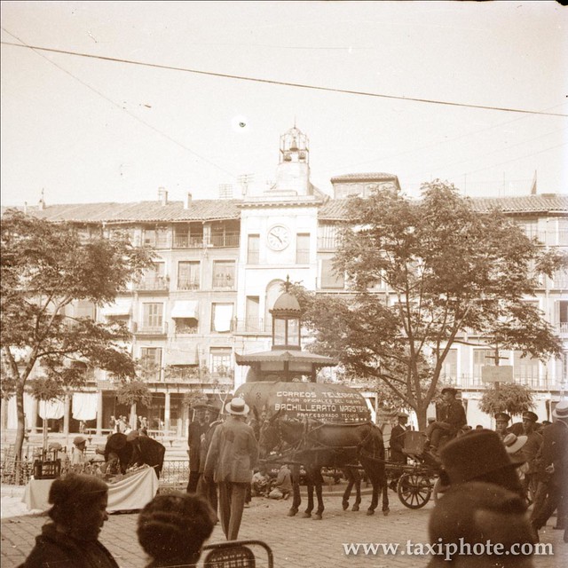 Urinario con publicidad en Plaza de Zocodover en un día de Corpus en los años 20. Fotografía de José Villar Martelo