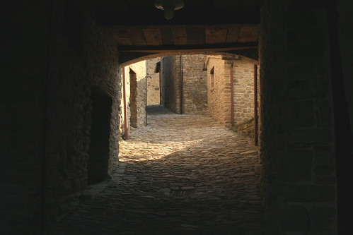 italy dark lights italia village darkness cobblestone borgo luce montefeltro castellodellapieve dantealighieriexile