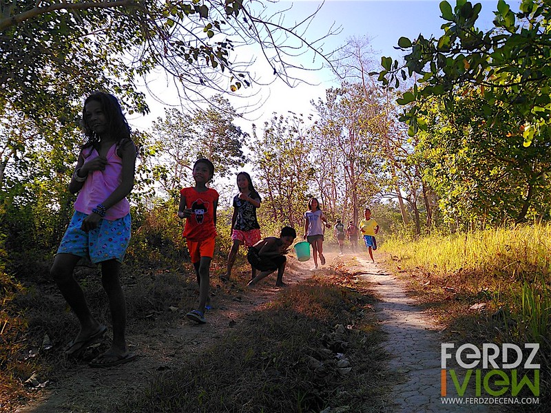 Aeta kids on the trail in Zambales
