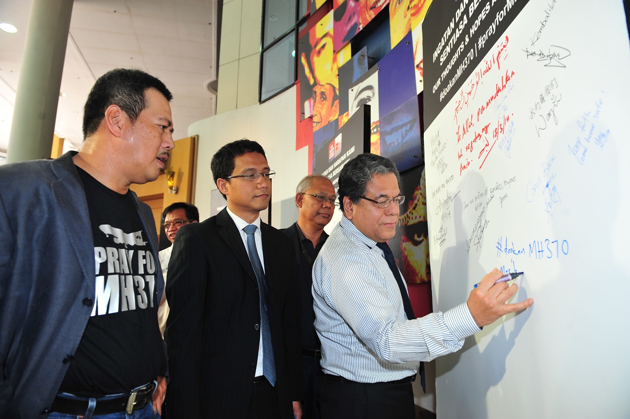 Messages Of Hope - Datuk Johan Jaaffar, Chairman, Media Prima Berhad Writing His Message On The Tribute Board