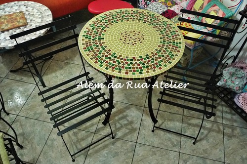 Mesa de mosaico e cadeiras de ferro
