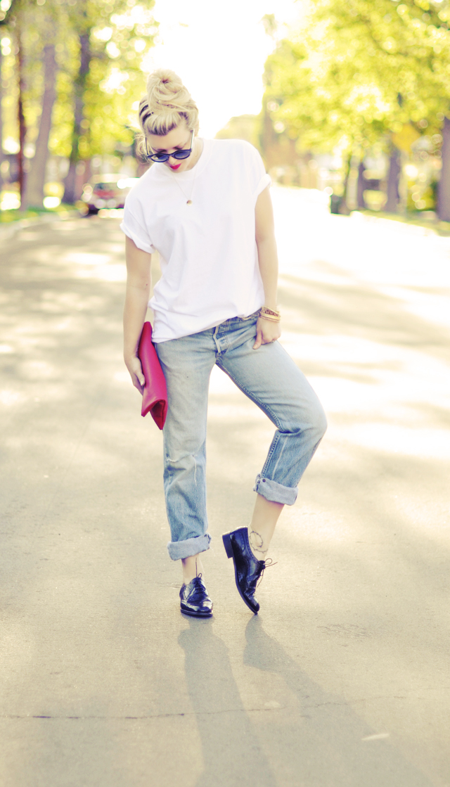 cuffed jeans and  a  t shirt - oxfords and zipper  clutch
