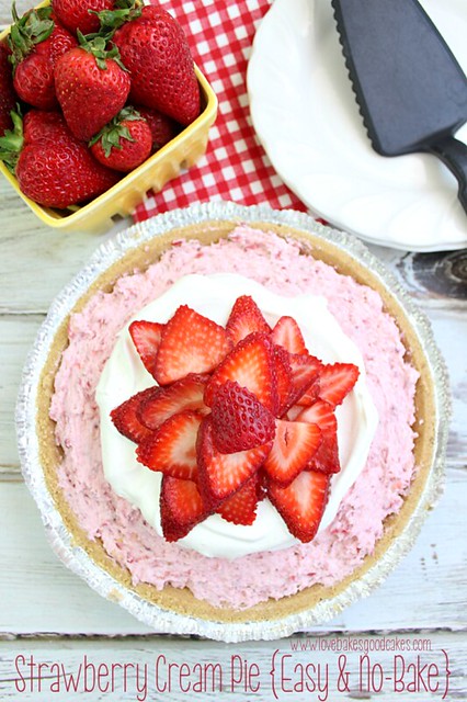 Strawberry Cream Pie {Easy & No-Bake} is full of fresh strawberries and cream cheese, it gets an additional boost of flavor from instant pudding mix! Serve this at your next get-together, and watch it disappear! #strawberries #pie #nobake
