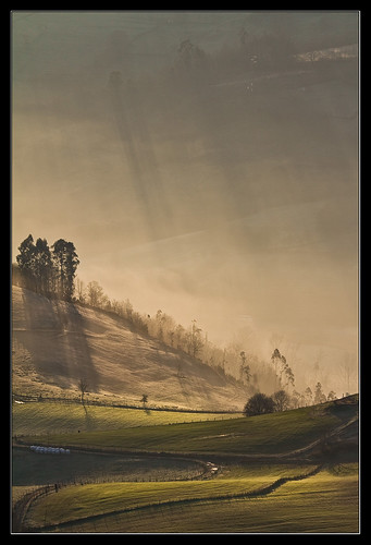 mist fog canon landscape dawn spain alba asturias paisaje explore amanecer 7d fields monte sunbeam niebla campos rayosdesol bruma asturies canonef100400mmf4556lisusm piloña cayón canoneos7d
