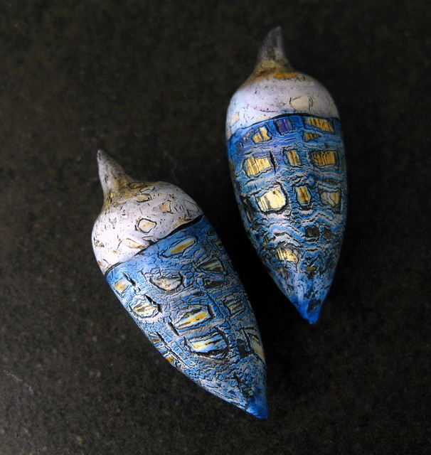 Blue and white gold crackle pods