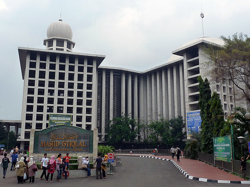 Jakarta – smutný osud Jalan Jaksa a betonová hrůza Istiqlal