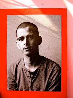 Abdellah Taïa, Ho sognato il re, ISBN 2012. Grafica: Alice Beniero. Risvolto di copertina, fotog. b/n dell'autore [resp. non indicata] (part.), 2