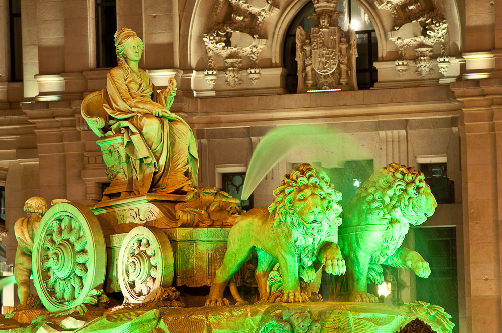 La Cibeles iluminada de verde para celebrar San Patricio