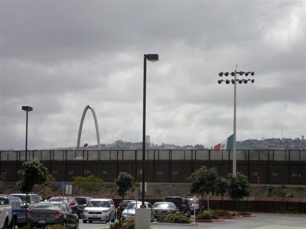 Vistas de la Ciudad de Tijuana desde el aparcamiento del Outlet "Las Américas" en los Estados Unidos.